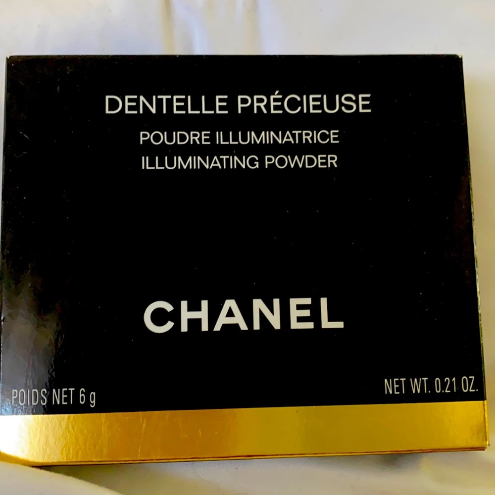 Chanel Dentelle Preciuse Illuminating Powder.